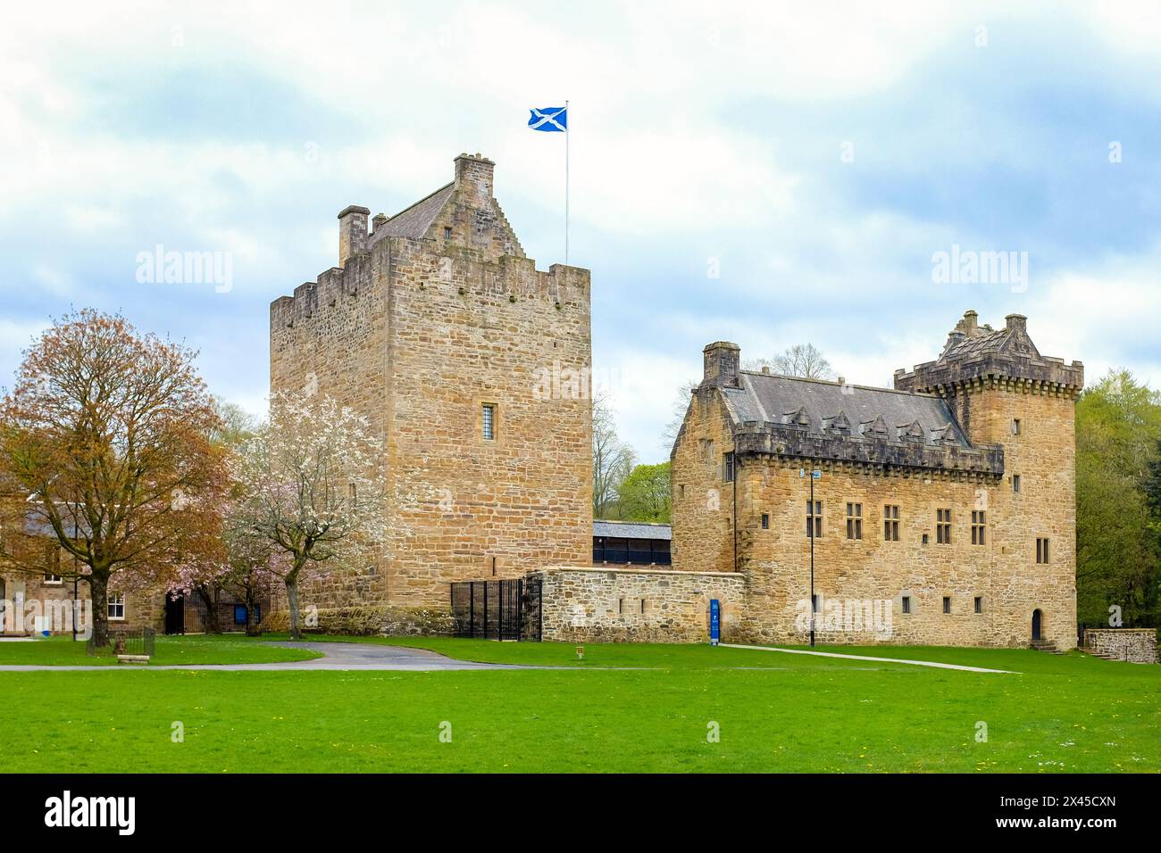 Dean Castle, Kilmarnock, Ayrshire, Scozia, Regno Unito. Il castello di Dean fu originariamente costruito nel XIV secolo dalla famiglia Boyd utilizzando il denaro donato. Foto Stock