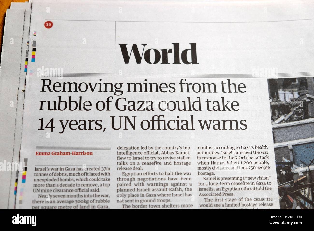 "La rimozione delle mine dalle macerie di Gaza potrebbe richiedere 14 anni, il funzionario delle Nazioni Unite avverte il quotidiano The Guardian, titolo della distruzione di guerra israeliana, articolo aprile 2024 Foto Stock