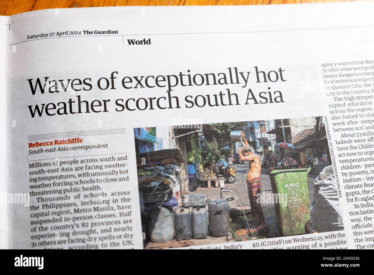 "Ondate di clima eccezionalmente caldo brucia l'Asia meridionale" il quotidiano Guardian titola crisi climatica globale emergenza articolo 27 aprile 2024 Londra Regno Unito Foto Stock
