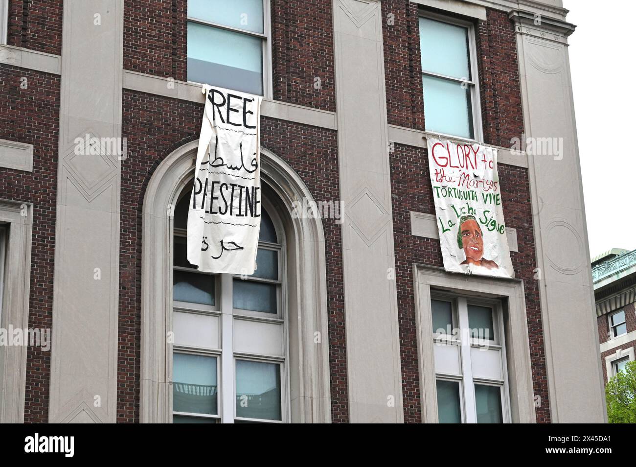 New York, Stati Uniti. 30 aprile 2024. Uno striscione della Palestina libera è appeso alla Hamilton Hall mentre le proteste pro-Palestina continuano alla Columbia University di New York City martedì 30 aprile 2024. I manifestanti studenteschi pro-palestinesi hanno occupato l'edificio durante la notte e si sono rifiutati di lasciare i locali. Foto di Louis Lanzano/UPI credito: UPI/Alamy Live News Foto Stock