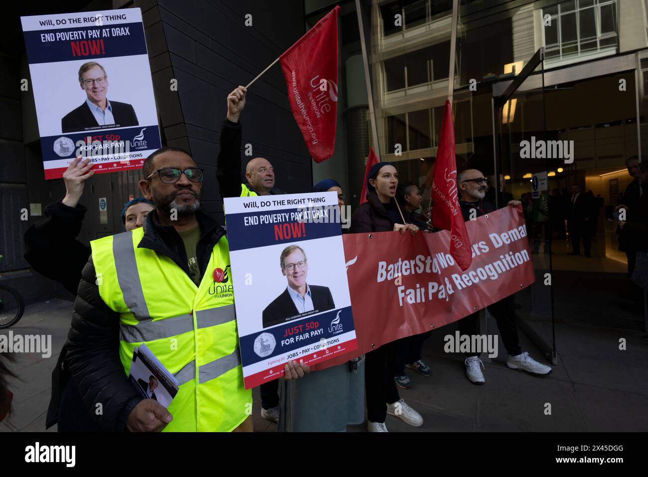 Chris Packham guida le proteste contro Drax per la "distruzione" ambientale l'emittente Chris Packham si è Unito ai manifestanti al di fuori dell'AGM a Londra, nel Regno Unito Foto Stock