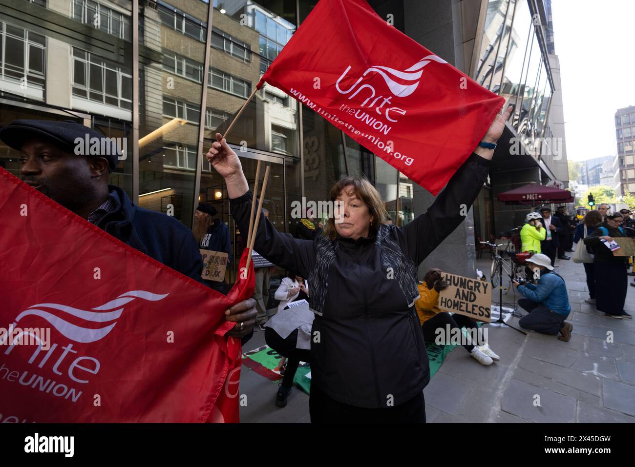 Chris Packham guida le proteste contro Drax per la "distruzione" ambientale l'emittente Chris Packham si è Unito ai manifestanti al di fuori dell'AGM a Londra, nel Regno Unito Foto Stock