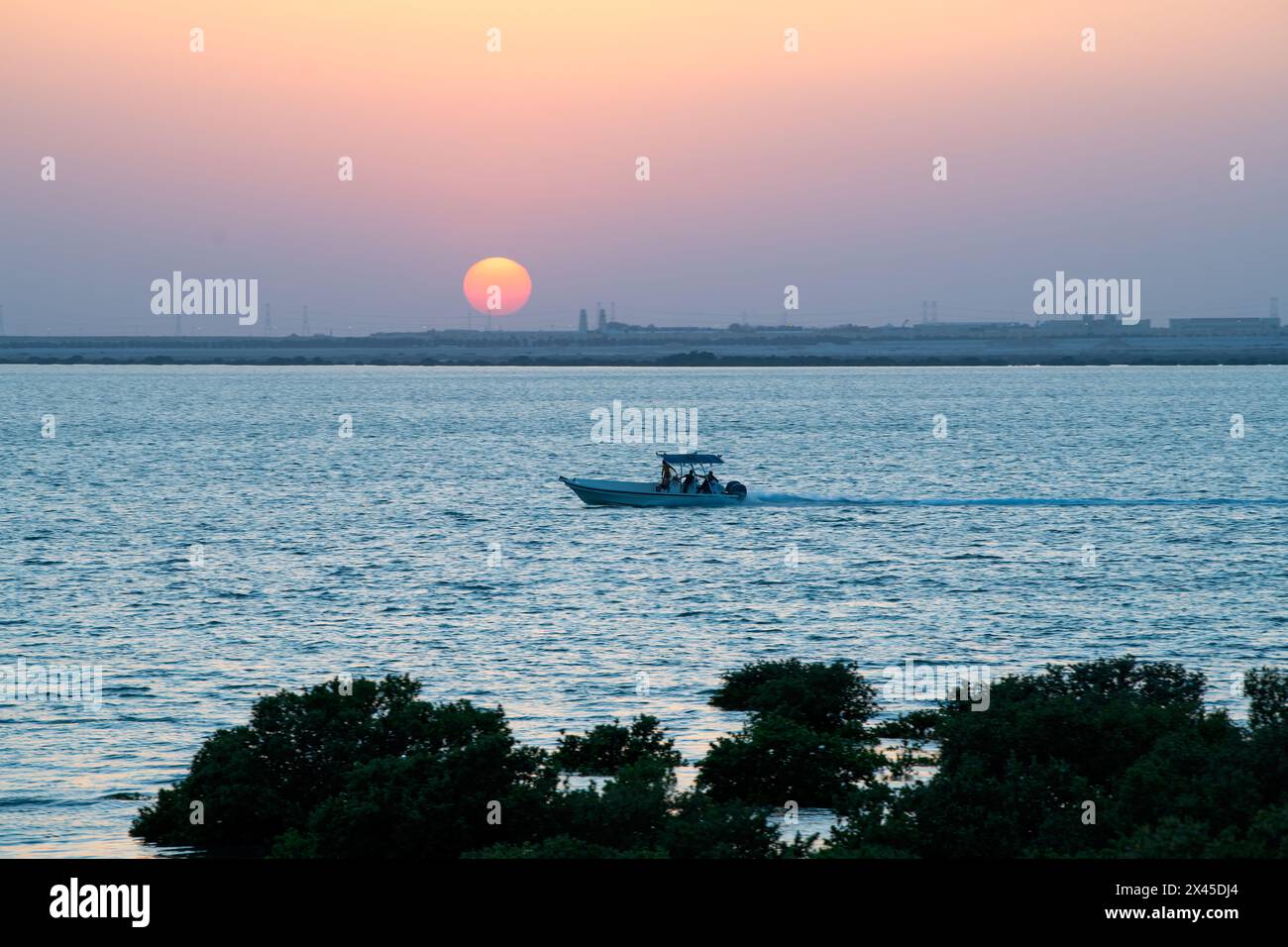 Al Khor, Qatar - 10 marzo 2024: Tramonto sulla spiaggia di al Khor, Qatar Foto Stock