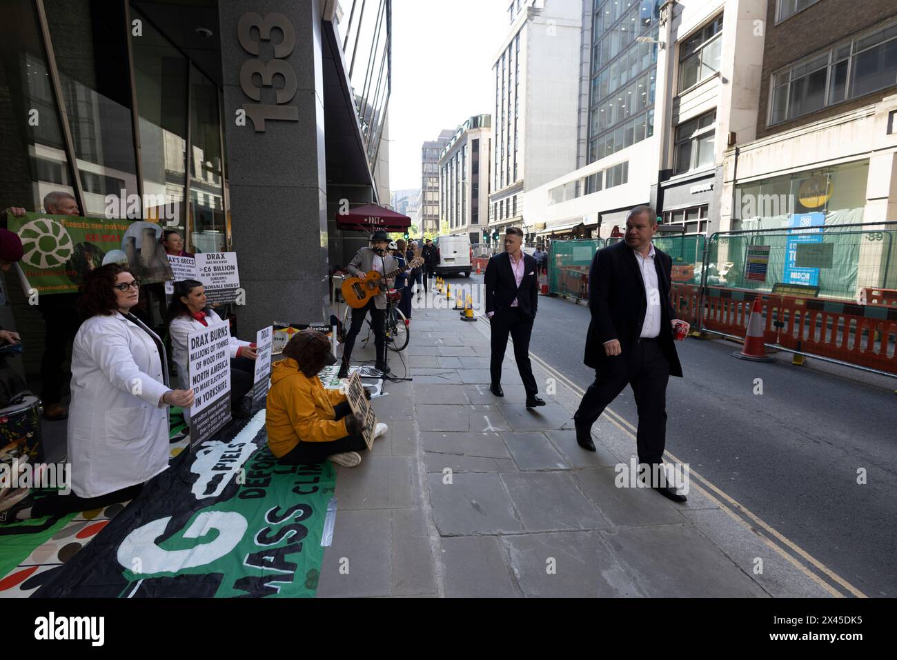 Chris Packham guida le proteste contro Drax per la "distruzione" ambientale l'emittente Chris Packham si è Unito ai manifestanti al di fuori dell'AGM a Londra, nel Regno Unito Foto Stock