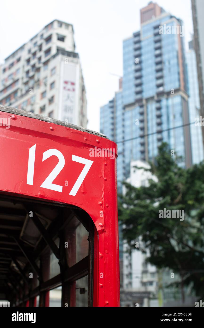 Una vista ravvicinata di un tram rosso di via "ding ding ding" a Hong Kong. Foto Stock