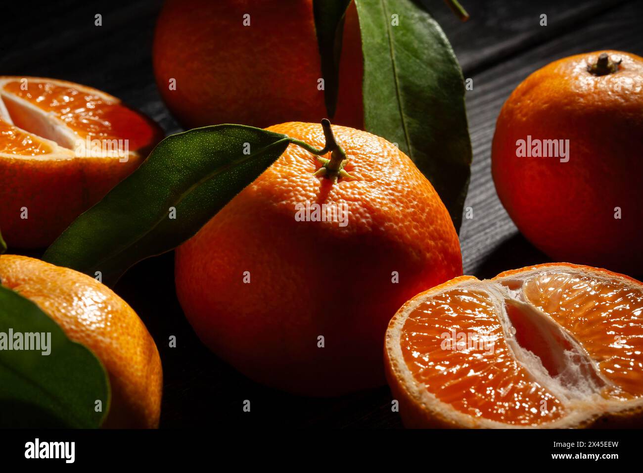 mandarino su sfondo in legno nero Foto Stock