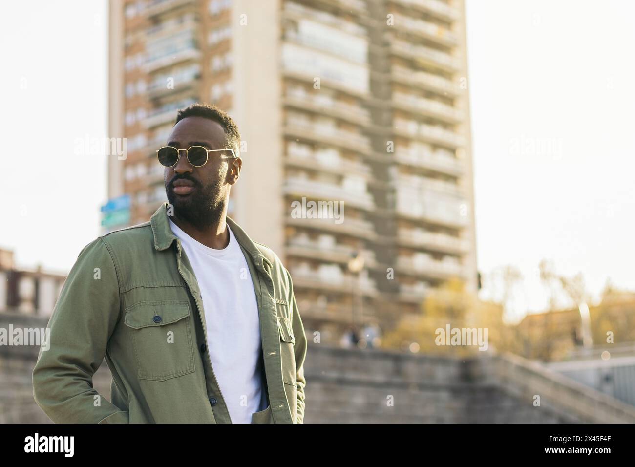bell'uomo afro americano con occhiali da sole. riflette di luce solare Foto Stock
