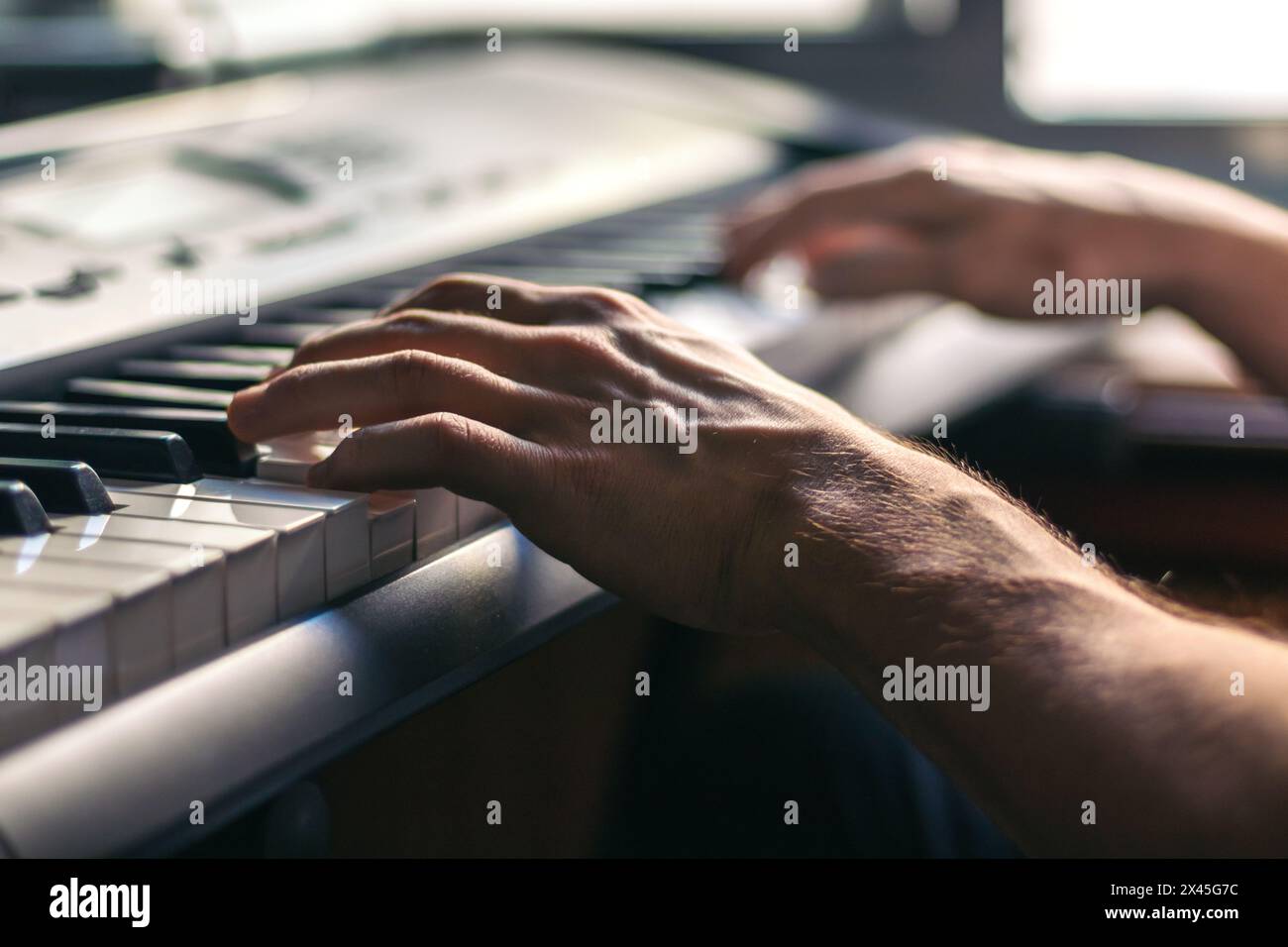 uomo mani che suonano il piano in primo piano. tastiera musicale Foto Stock