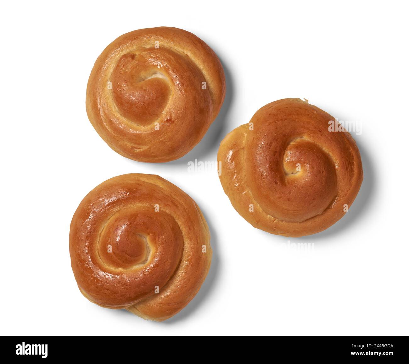 panini dolci appena sfornati o panini, colazione soft marrone dorato o spuntino per il tè, sfondo bianco isolato, preso dall'alto Foto Stock