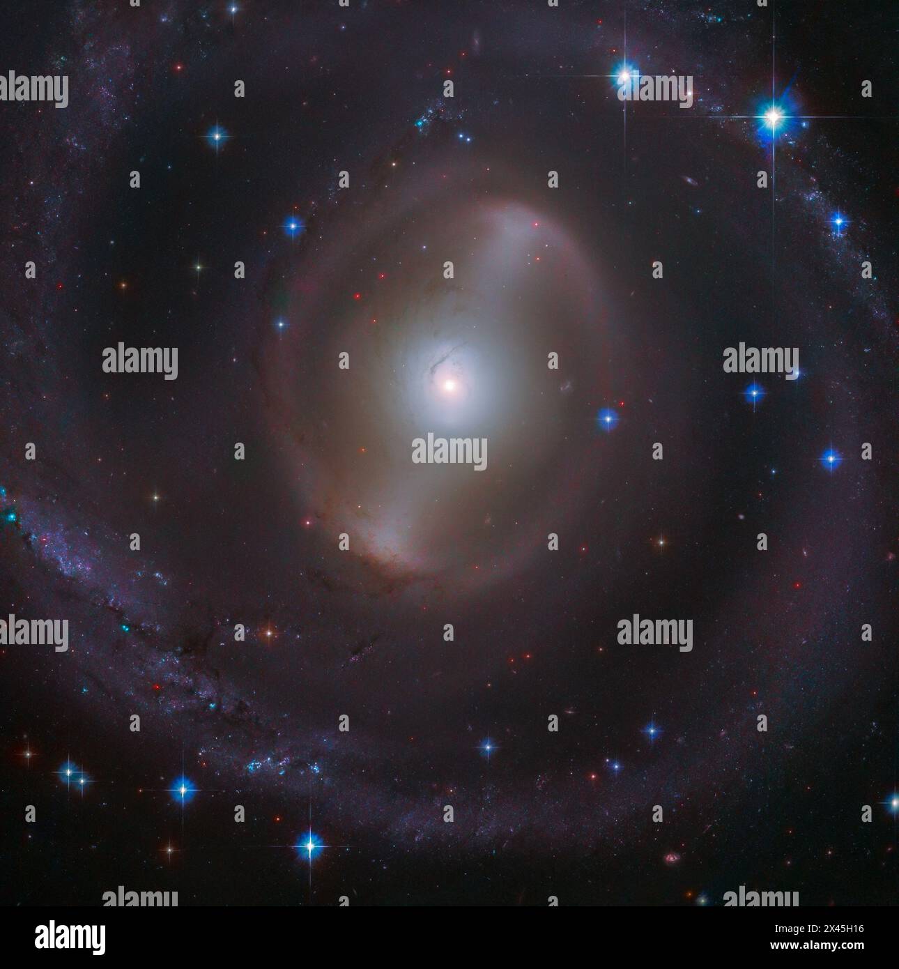 Spazio profondo. 23 dicembre 2020. La magnifica barra centrale dell'NGC 2217 (nota anche come AM 0619-271) brilla luminosa nella costellazione del Canis maggiore (il grande cane), in questa immagine scattata dal NASA/ESA Hubble Space Telescope. A circa 65 milioni di anni luce dalla Terra, questa galassia a spirale barrata ha dimensioni simili alla nostra via Lattea, a 100.000 anni luce di distanza. (Credit Image: © NASA/ESA/Hubble/ZUMA Press Wire) SOLO PER USO EDITORIALE! Non per USO commerciale! Foto Stock