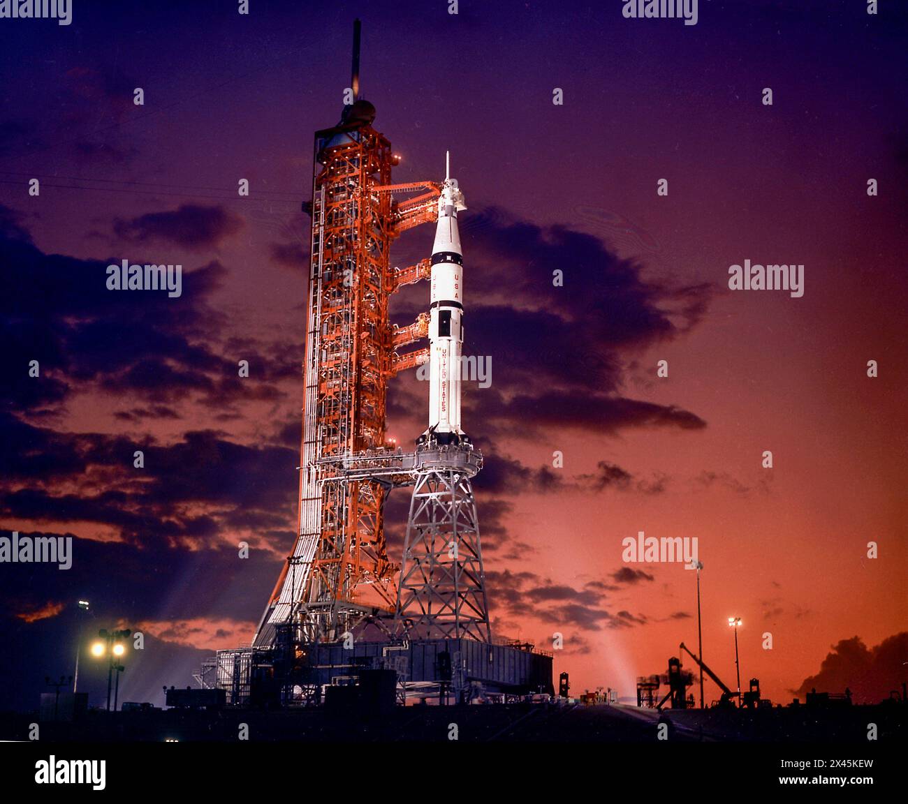 Il SA-210 Apollo-Soyuz test Project (ASTP) attende il lancio previsto per il 15 luglio 1975 sulla rampa di lancio del Kennedy Space Center Foto Stock