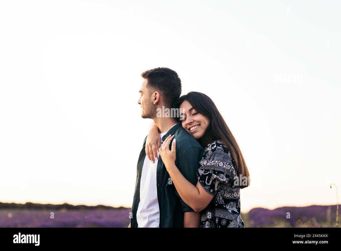 Giovane coppia innamorata che trascorre una giornata in campagna in un campo di lavanda Foto Stock