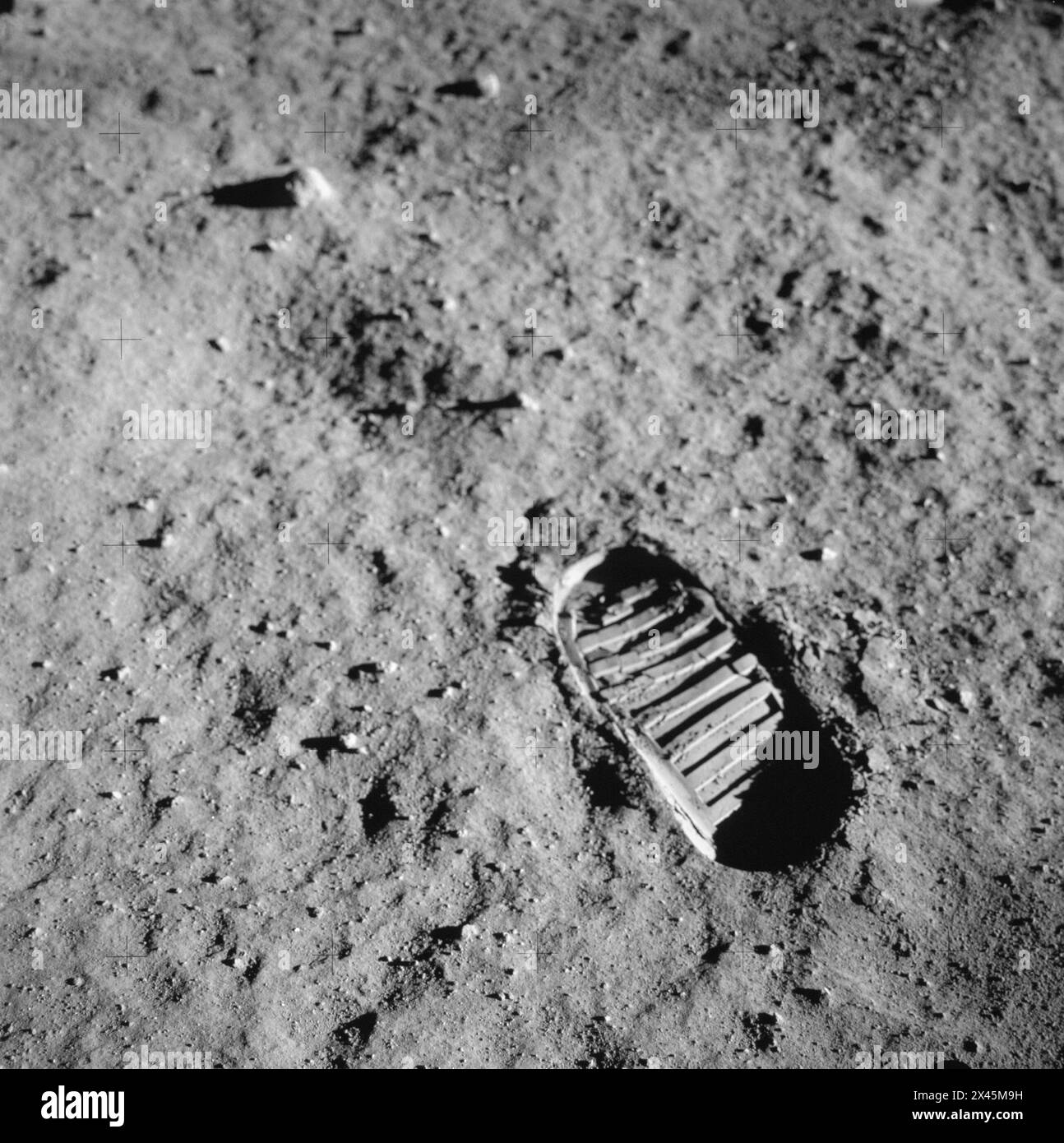 Piede astronauta e impronta sulla luna durante la missione Apollo 11 1969 Foto Stock