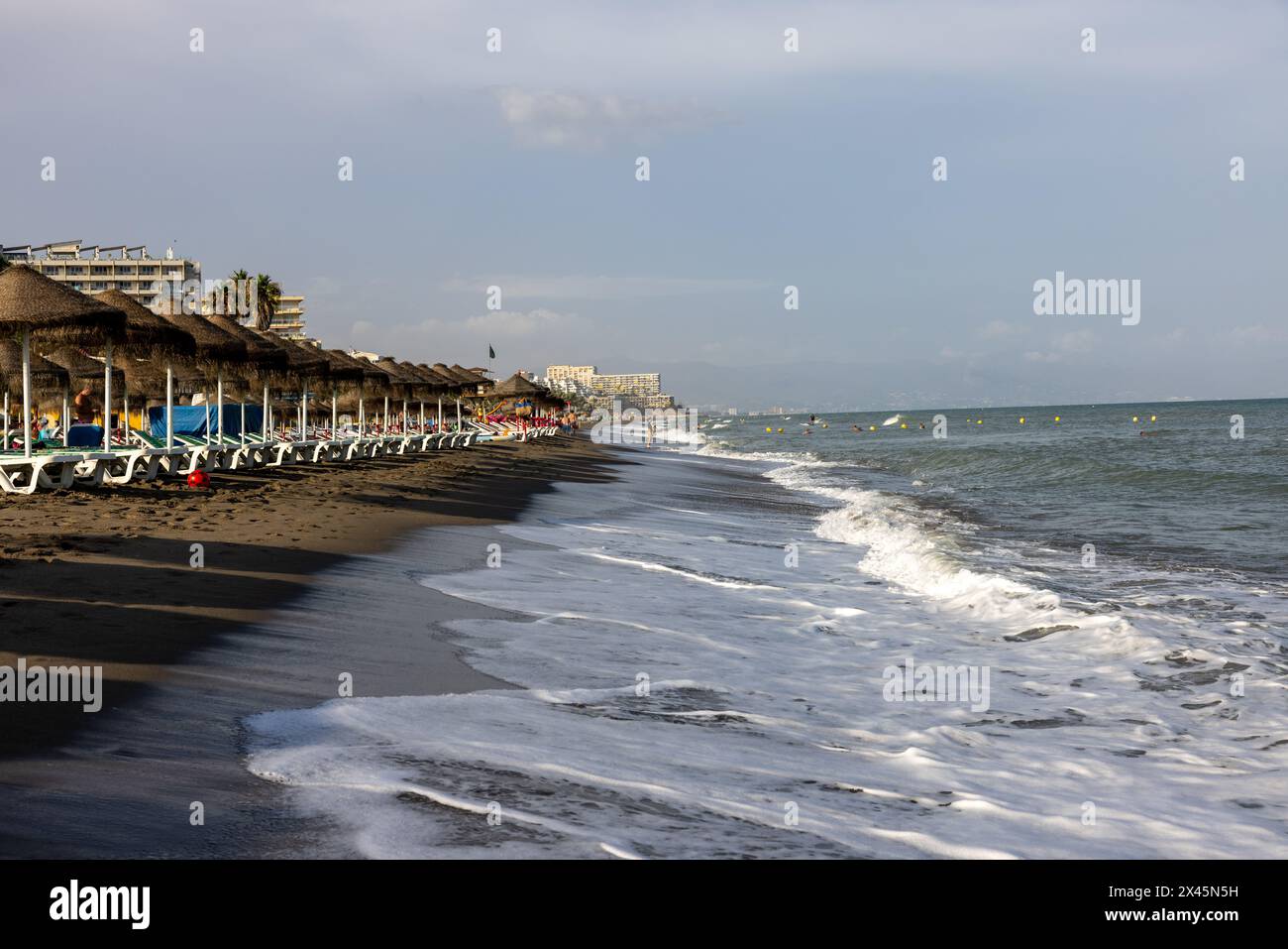 Torremolinos, Spagna - 15 settembre 2023: Spiaggia la Carihuela a Torremolinos, Malaga, Costa del Sol, Spagna Foto Stock