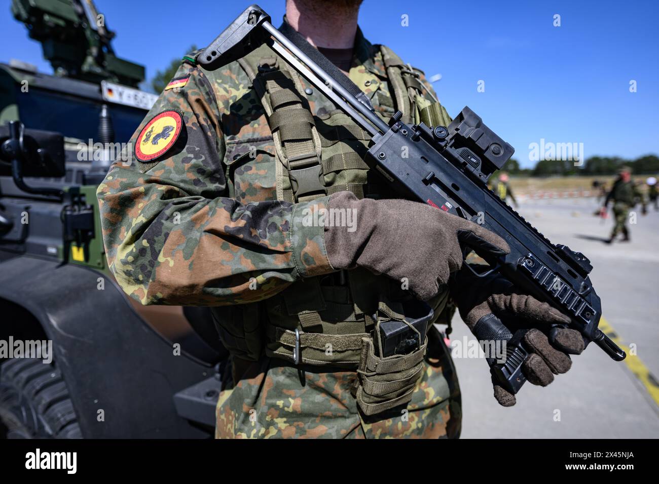 30 aprile 2024, Sassonia, Weißkeißel: Un soldato della Bundeswehr detiene una mitragliatrice MP7 durante l'esercitazione "National Guardian 2024" come parte della serie "Quadriga" di esercitazioni della Bundeswehr presso l'area di addestramento militare di Oberlausitz. Durante l'esercitazione della Bundeswehr "National Guardian", le forze di sicurezza nazionale in tutta la Germania stanno esercitando la loro missione principale di proteggere e proteggere le infrastrutture che sono vitali per la difesa del paese. I membri del servizio di riserva della Homeland Security Company della Sassonia, della Sassonia-Anhalt e della Turingia prendono parte all'esercizio odierno. Foto: Robert Michael/ Foto Stock