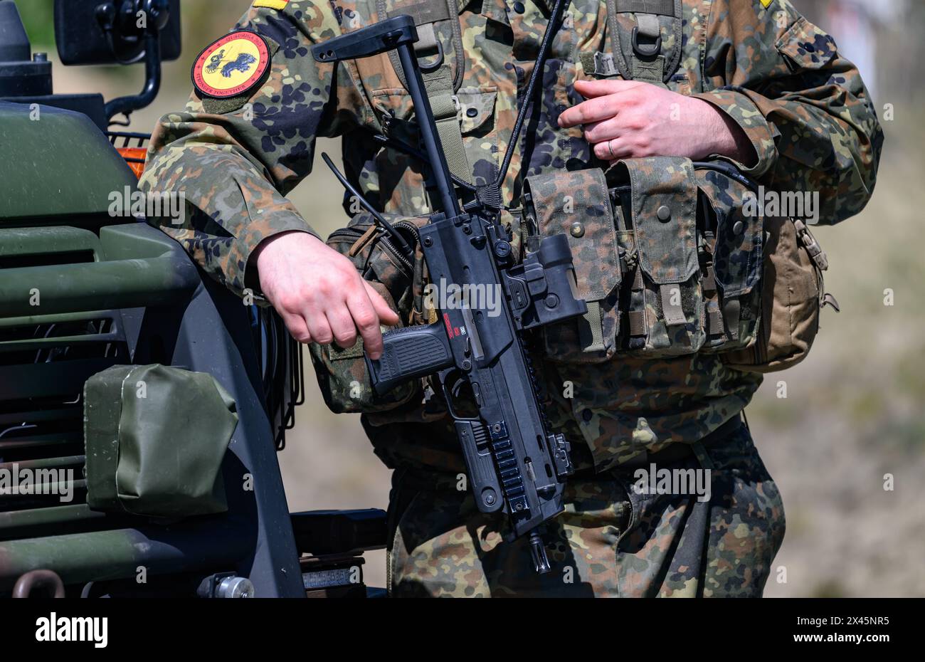 30 aprile 2024, Sassonia, Weißkeißel: Un soldato della Bundeswehr detiene una mitragliatrice MP7 durante l'esercitazione "National Guardian 2024" come parte della serie "Quadriga" di esercitazioni della Bundeswehr presso l'area di addestramento militare di Oberlausitz. Durante l'esercitazione della Bundeswehr "National Guardian", le forze di sicurezza nazionale in tutta la Germania stanno esercitando la loro missione principale di proteggere e proteggere le infrastrutture che sono vitali per la difesa del paese. I membri del servizio di riserva della Homeland Security Company della Sassonia, della Sassonia-Anhalt e della Turingia prendono parte all'esercizio odierno. Foto: Robert Michael/ Foto Stock