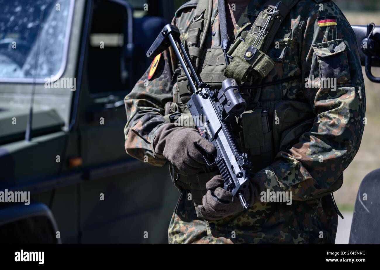 30 aprile 2024, Sassonia, Weißkeißel: Un soldato della Bundeswehr detiene una mitragliatrice MP7 durante l'esercitazione "National Guardian 2024" come parte della serie "Quadriga" di esercitazioni della Bundeswehr presso l'area di addestramento militare di Oberlausitz. Durante l'esercitazione della Bundeswehr "National Guardian", le forze di sicurezza nazionale in tutta la Germania stanno esercitando la loro missione principale di proteggere e proteggere le infrastrutture che sono vitali per la difesa del paese. I membri del servizio di riserva della Homeland Security Company della Sassonia, della Sassonia-Anhalt e della Turingia prendono parte all'esercizio odierno. Foto: Robert Michael/ Foto Stock