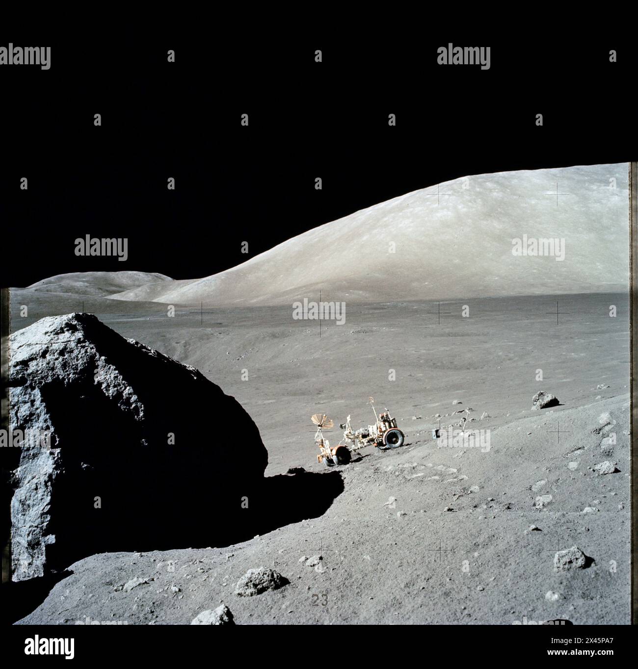 NASA Apollo 17 Lunar Roving Vehicle (LRV) e un grande masso lunare durante la terza missione Apollo 17 sulla luna Foto Stock