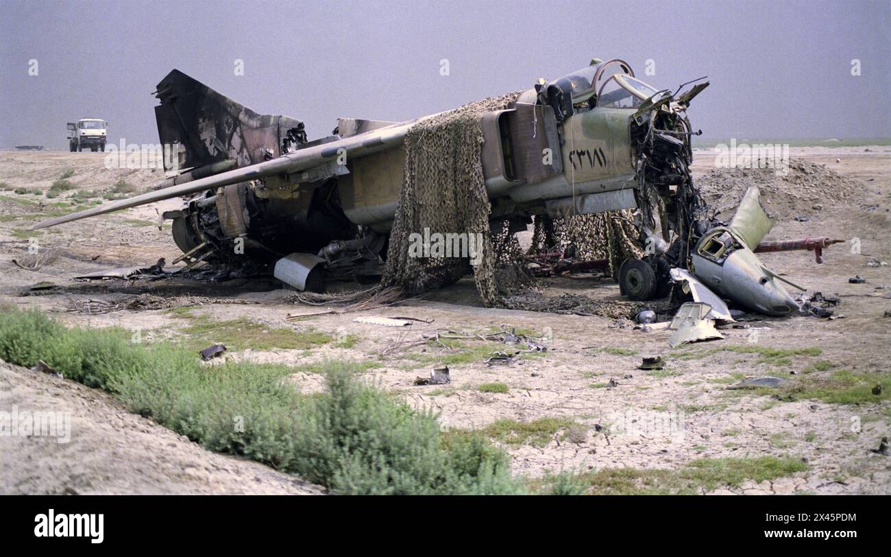 Prima guerra del Golfo: 2 aprile 1991 Un bombardiere jet MIG-23 "Flogger" di fabbricazione sovietica, numero 23181, presso la base aerea di Tallil nell'Iraq meridionale. Foto Stock