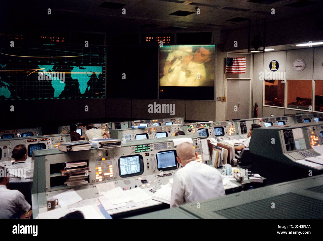 Sala di controllo della missione NASA 1970 durante la quarta trasmissione televisiva dall'Apollo 13 nello spazio. Foto Stock