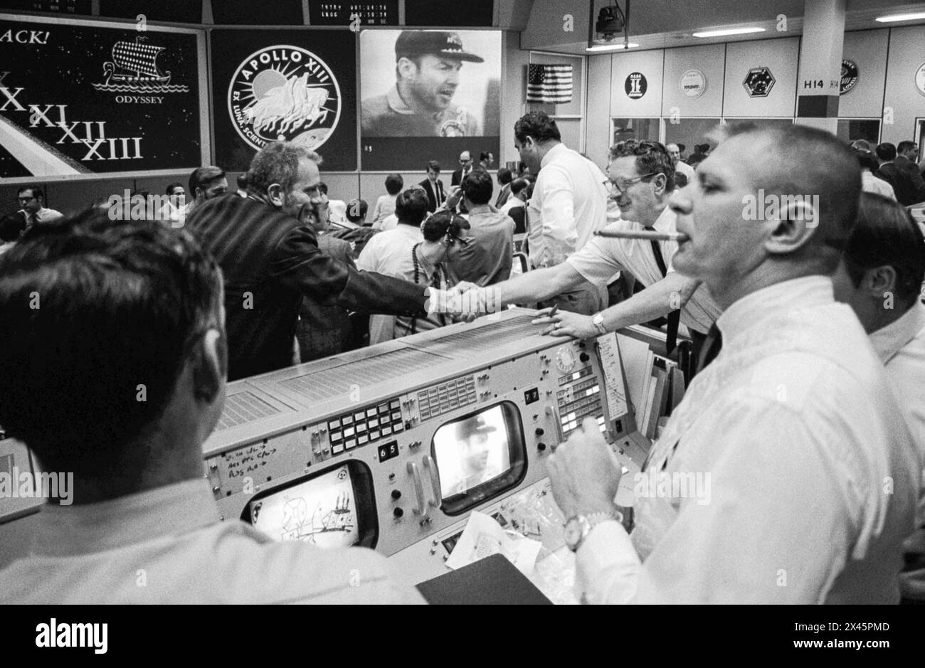 NASA Mission Control Center guarda l'Apollo 13 Splashdown dopo la sua travagliata missione 1970 Foto Stock