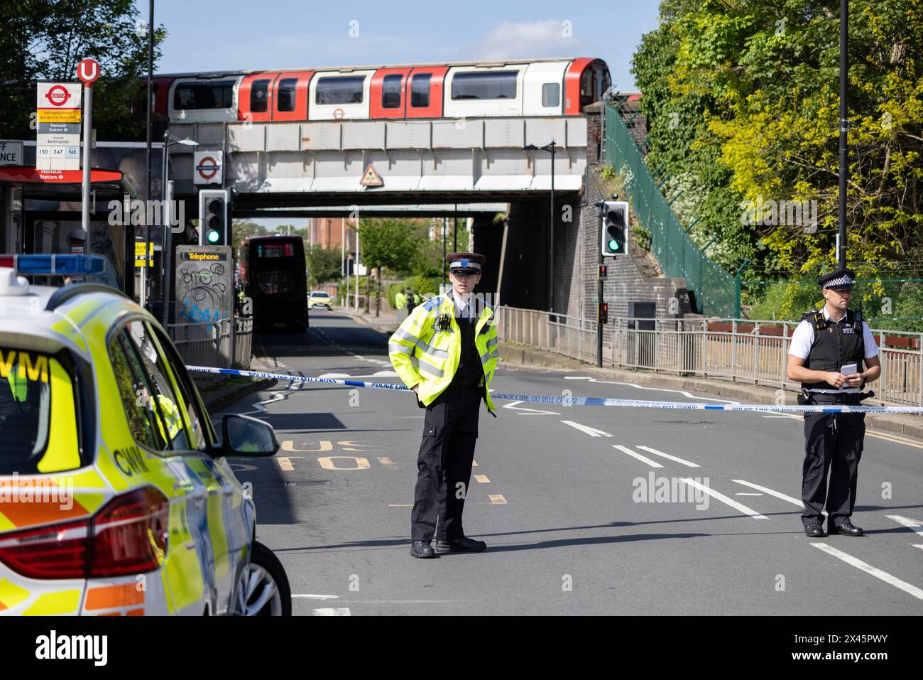 Polizia e altri servizi di emergenza a Hainault, nella zona est di Londra, in un grave incidente in cui un uomo con una spada è stato arrestato dopo aver attaccato persone. Foto Stock