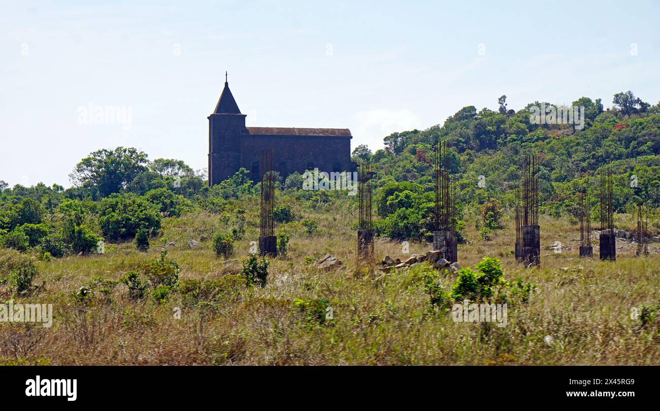 vecchia chiesa malandata sulle colline bokor in cambogia Foto Stock