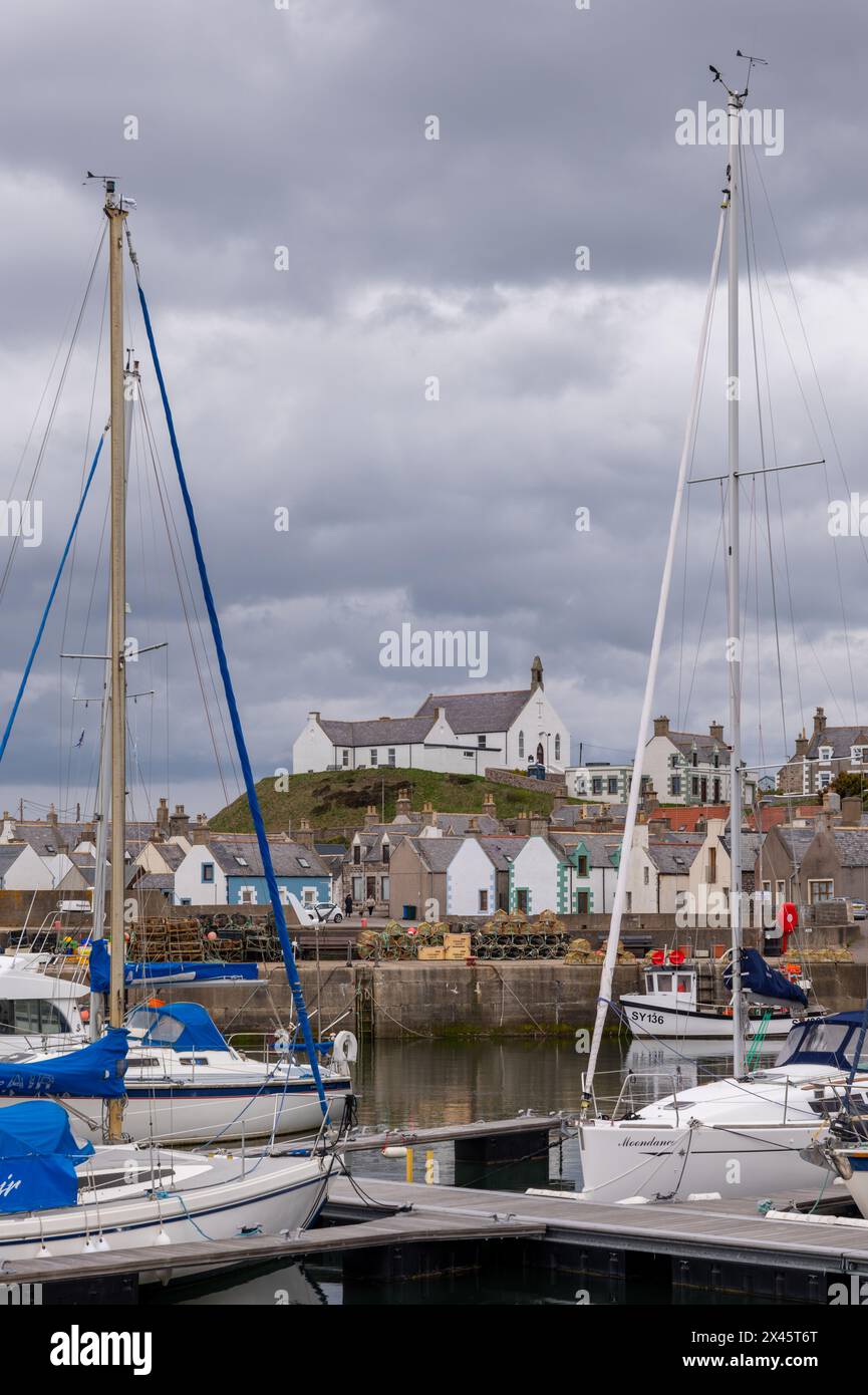 29 aprile 2024. Findochty, Moray, Scozia. Questo è il porto e la chiesa del villaggio di pescatori di Findochty sulla costa di Moray Firth in Scozia. Foto Stock