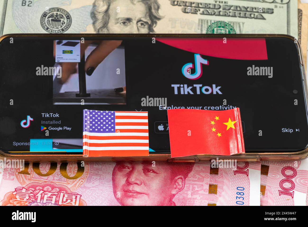 Londra. REGNO UNITO- 04.26.2024. Un divieto di TikTok, tecnologia concetto politico economico. Un telefono cellulare con l'app cinese sullo schermo sopra cinese e U Foto Stock
