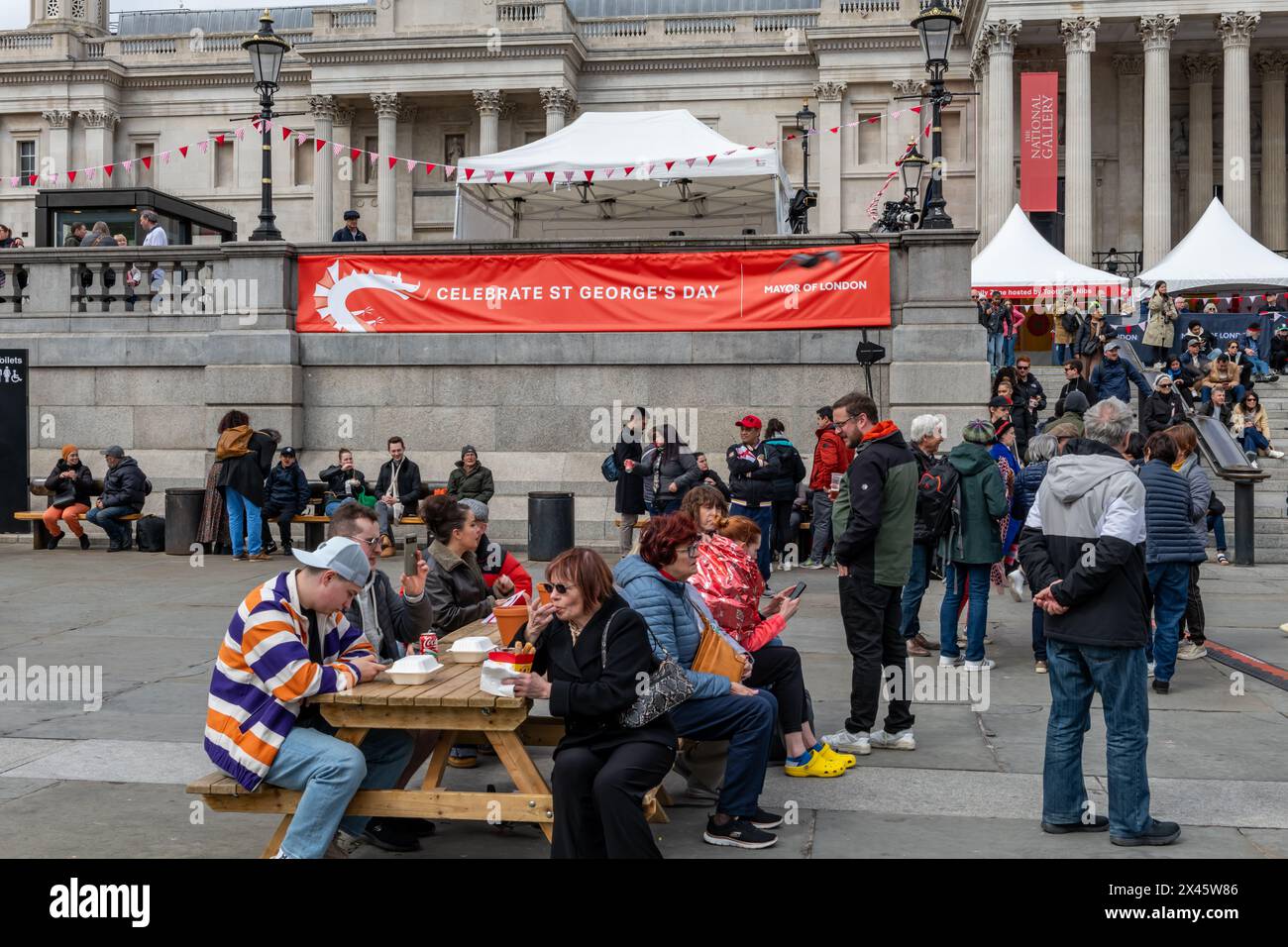 Londra. REGNO UNITO- 04.21.2024. Una vista generale di Trafalgar Square che ospita la festa di San Giorgio con bancarelle di cibo, musica e balli. Foto Stock