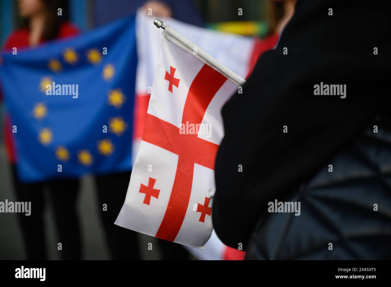 Agenti stranieri Bill protesta in Polonia. I cittadini detengono le bandiere dell'Unione europea e della Georgia mentre si radunano al di fuori dell'edificio della Commissione europea in Polonia il 30 aprile 2024 a Varsavia, in Polonia. Una dozzina di georgiani che vivono in Polonia si sono radunati fuori dall'ufficio polacco della Commissione europea per protestare contro il cosiddetto disegno di legge sugli agenti esteri che sta attraversando il parlamento. Se la legge entrerà in vigore, potrebbe minare le speranze di accesso della Georgia all'Unione europea. Varsavia Polonia Copyright: XAleksanderxKalkax Foto Stock