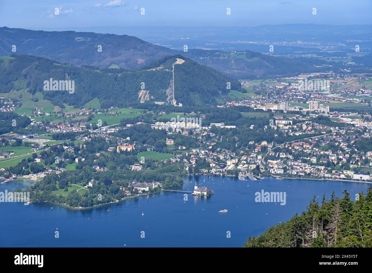 Vista panoramica del castello d'acqua Schloss Ort Orth sul lago Traunsee a Gmunden in Austria Foto Stock