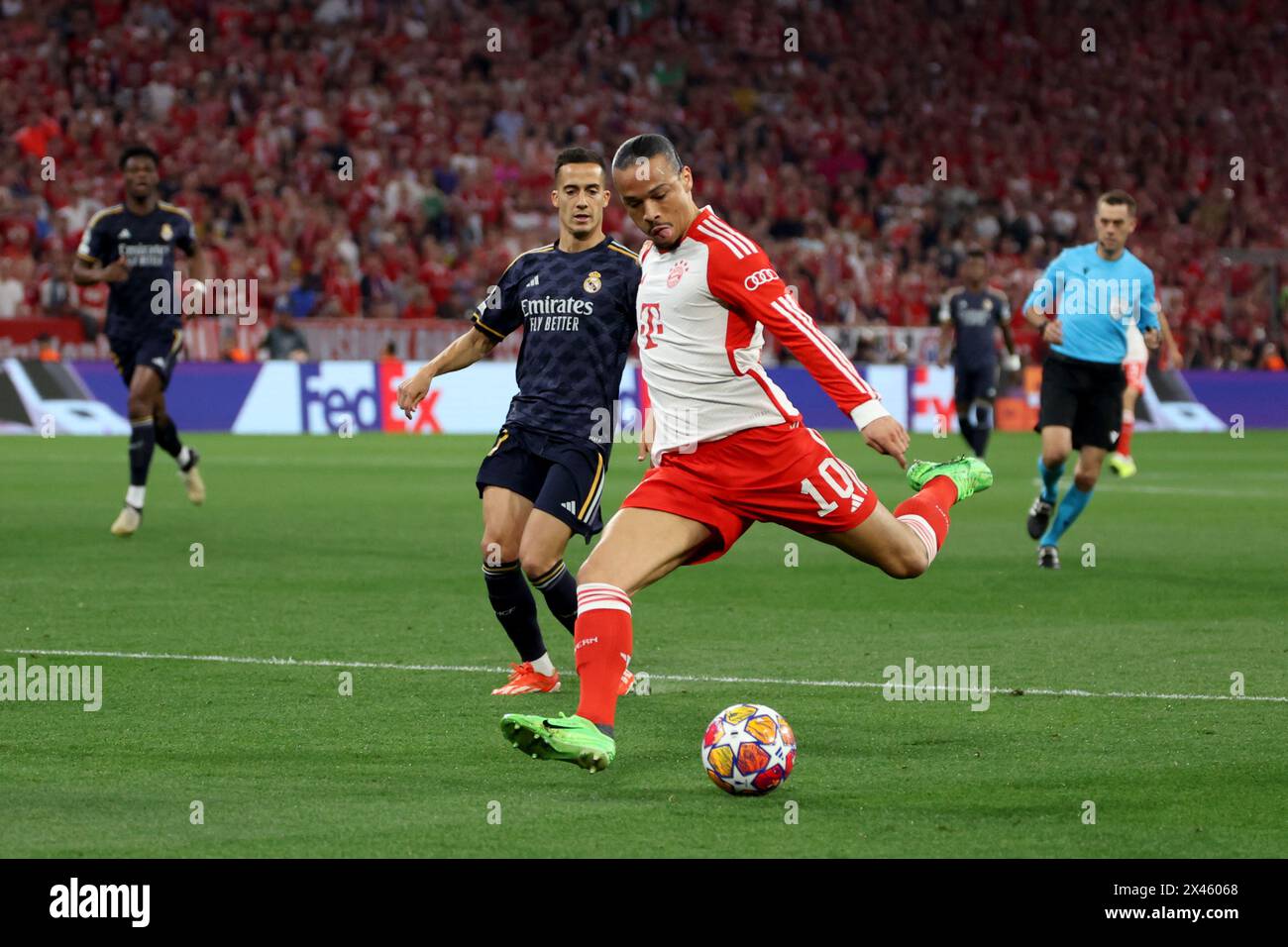 Leroy sane del Bayern Monaco tenta un tiro in porta durante la semifinale di UEFA Champions League, partita di andata all'Allianz Arena di Monaco. Data foto: Martedì 30 aprile 2024. Foto Stock