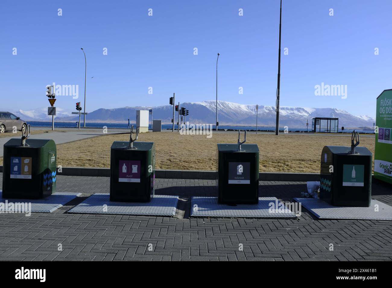 4 contenitori di riciclaggio a Reykjavik, Islanda Foto Stock