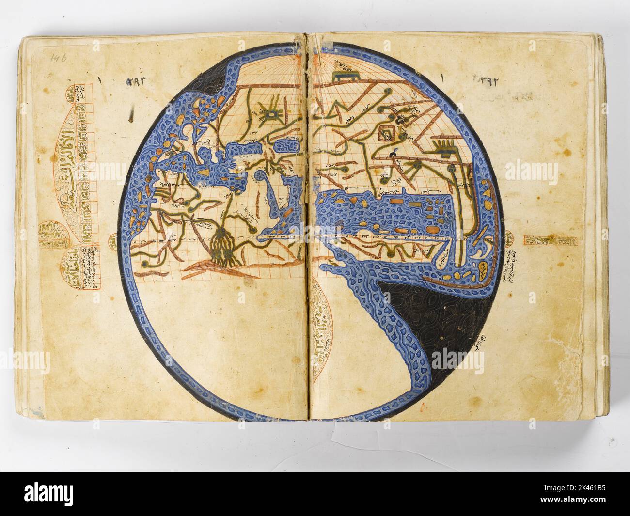 Pagine del primo volume di EBU'l-Abbâs Ahmed B. Yahyâ B. Fazlullâh el-Ömert Sihâb's enciclopedic work on Geography and History questo lavoro, scritto da EBU'l-Abbâs Ahmed B. Yahyâ B. Fazlullâh el-Ömert Sihâb, è un riferimento enciclopedico sulla geografia e la storia. Composto da 184 pagine scritte in scrittura Naskh con 19 righe per pagina, include quattro mappe, che forniscono preziose informazioni sul contesto geografico e storico del periodo. Il manoscritto è rilegato in una copertina robusta, che mostra sia profondità accademica che maestria artigianale. Foto Stock