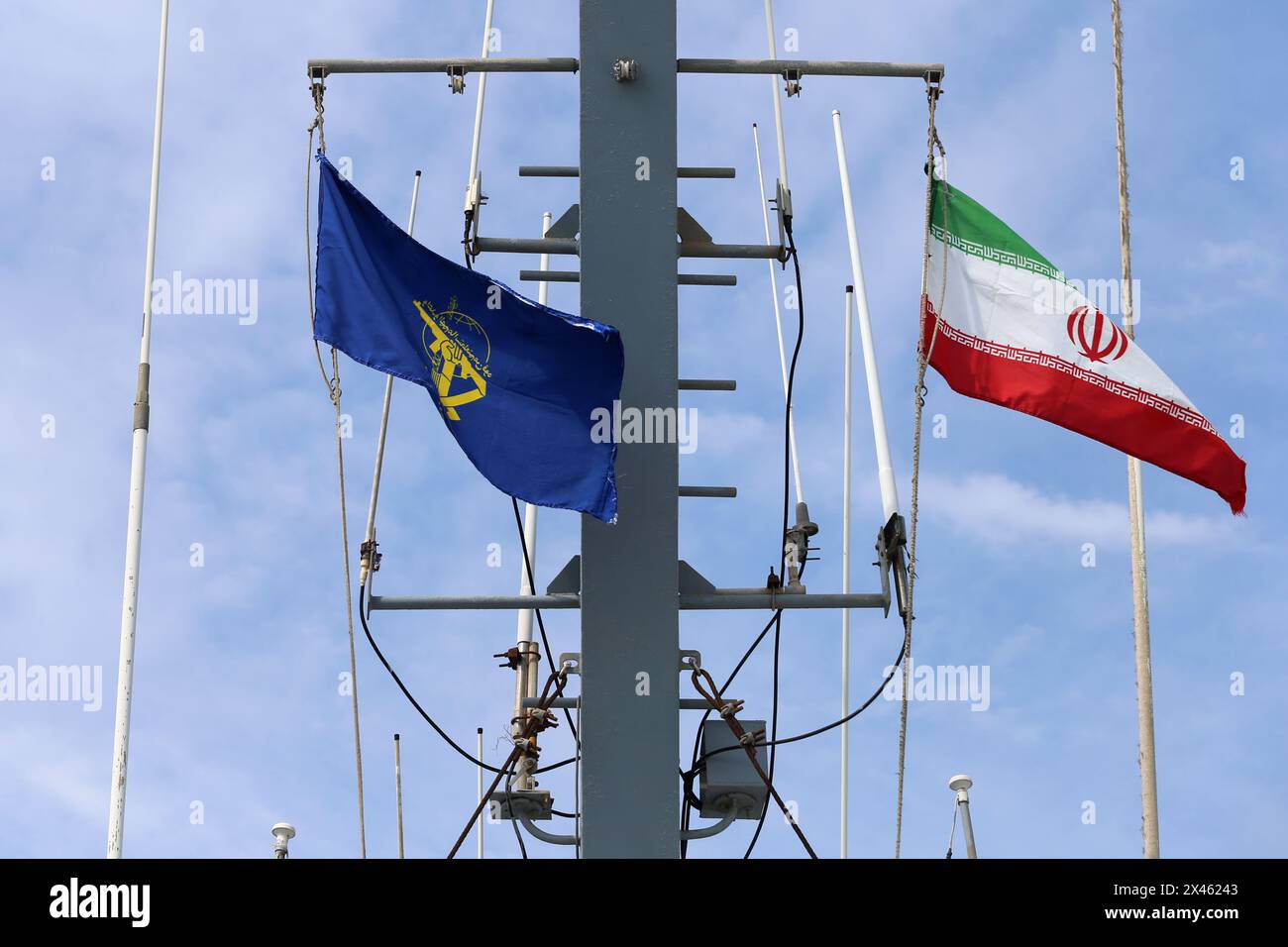 29 aprile 2024, Golfo Persico, Bushehr, Iran: le bandiere iraniane e dell'IRGC ondeggiano su una nave da guerra IRIS 112 Shahid (martire) Salimi del corpo delle guardie rivoluzionarie islamiche (IRGC) nel Golfo Persico durante la parata marina dell'IRGC per commemorare la giornata nazionale del Golfo Persico nei pressi della centrale nucleare di Bushehr nella città portuale di Bushehr, provincia di Bushehr, nel sud dell'Iran. L'Iran celebra l'anniversario della liberazione del sud del paese dall'occupazione portoghese nel 1622 come "giornata nazionale del Golfo Persico" a Bushehr il 29 aprile 2024. La data coincide con l'anniversario di un campai militare di successo Foto Stock