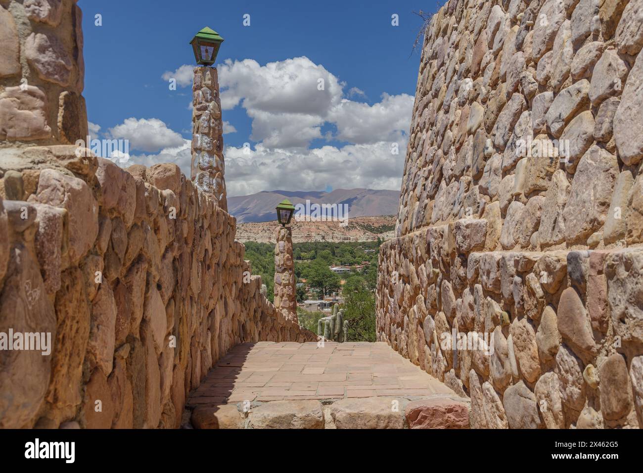 Vista di Humahuaca dal monumento agli eroi dell'indipendenza. Foto Stock