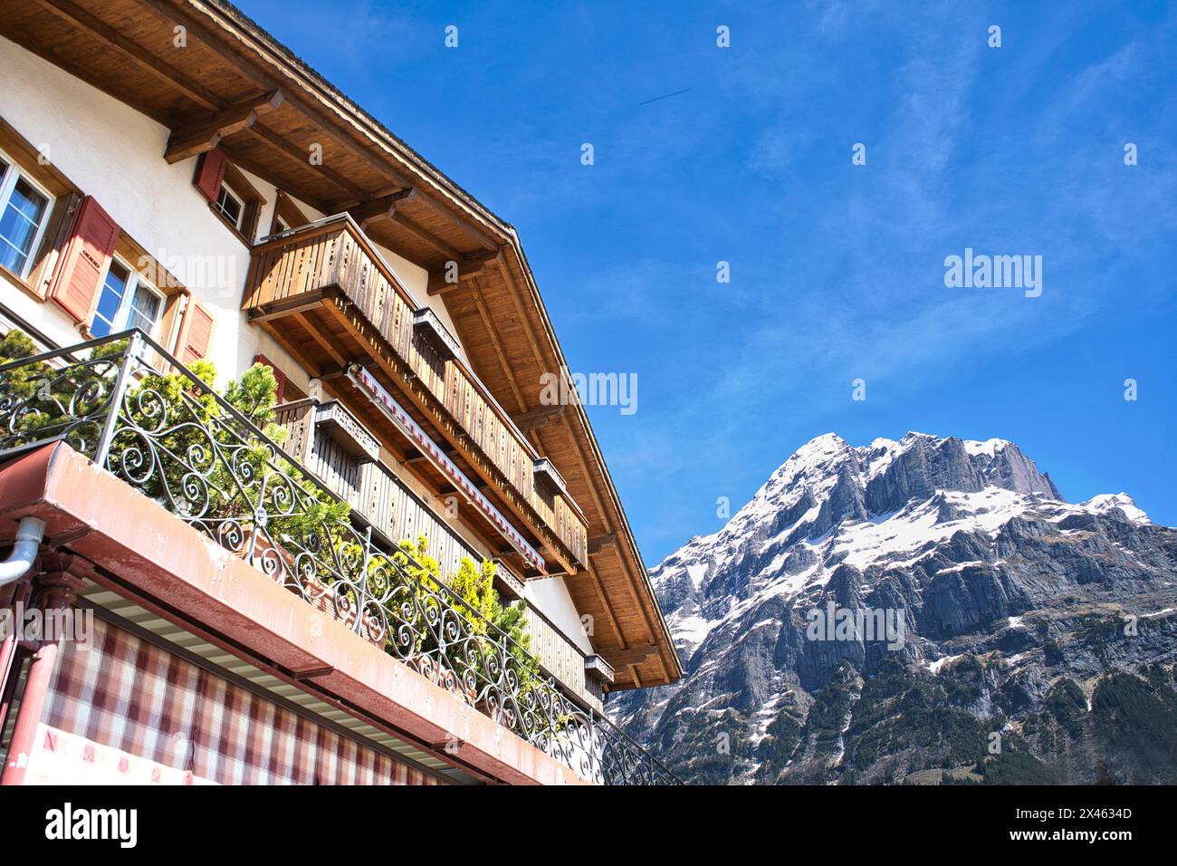 Chalet svizzero con l'Eiger sullo sfondo, Grindelwald, Svizzera Foto Stock