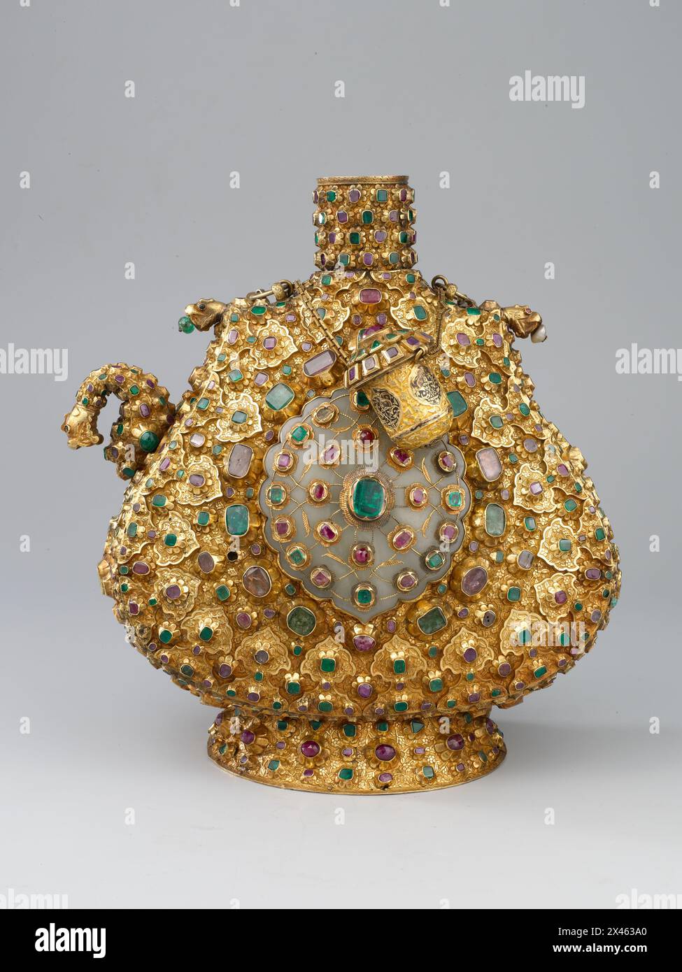La fiasca cerimoniale, Un fiore all'occhiello della collezione del tesoro, questa fiasca cerimoniale d'oro esemplifica l'apice della gioielleria ottomana e dell'artigianato dell'oro. Realizzata in oro massiccio e decorata con pietre preziose, la fiasca risale ai regni del sultano Selim II (1566-1574) e del sultano Murad III (1574-1595). Riflette l'opulenza dell'arte ottomana durante questa epoca. Il tesoro ospita anche una varietà di matracci di quarzo di fabbricazione ottomana del XVI e XVII secolo, caraffe d'acqua, vascelli e scatole, nonché vascelli di giada provenienti da Persia, India, Cina e Impero Ottomano. Foto Stock