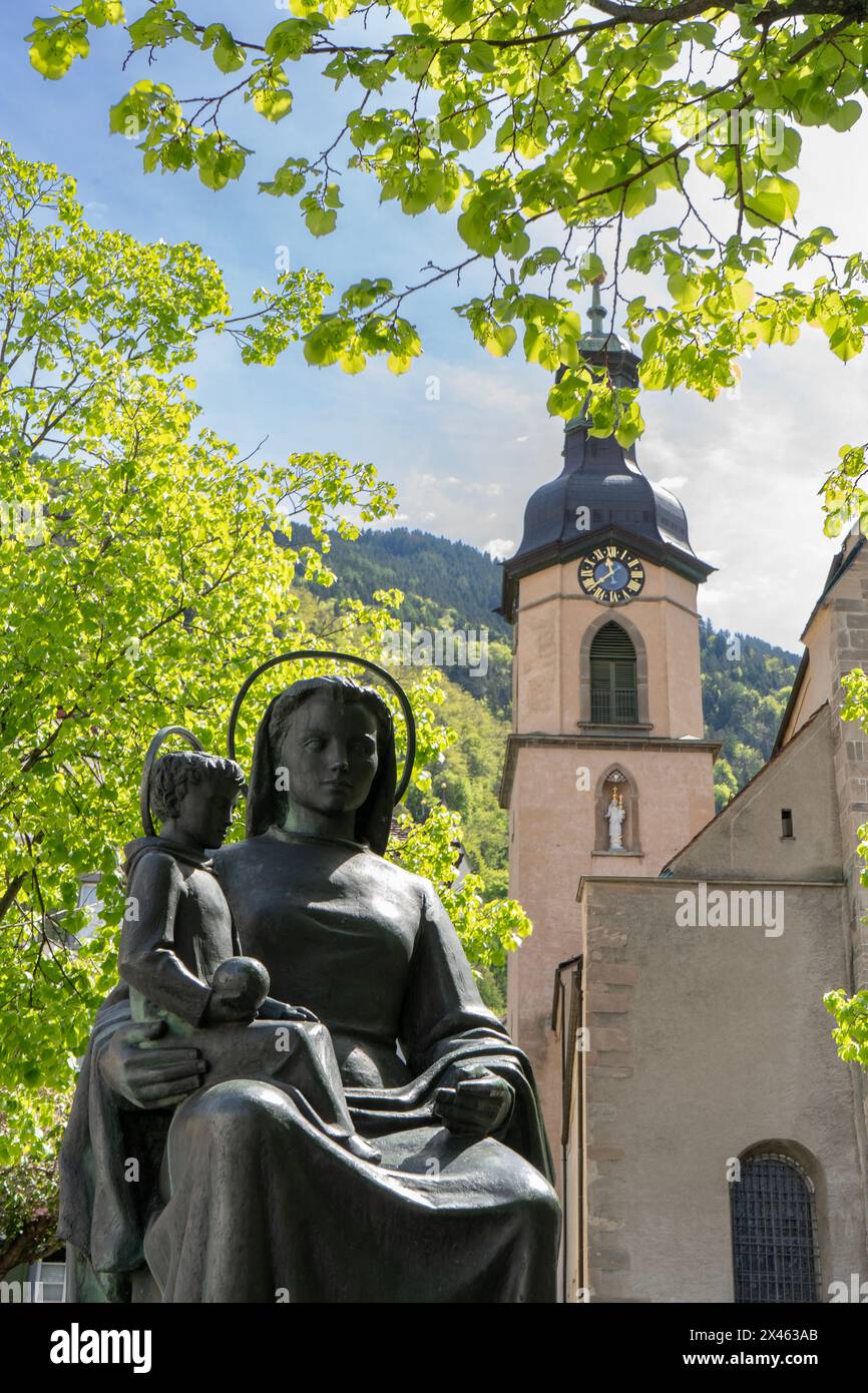 Statua di Maria e Cristo bambino all'esterno della Cattedrale di Santa, Maria Assunta, Coira, Svizzera Foto Stock