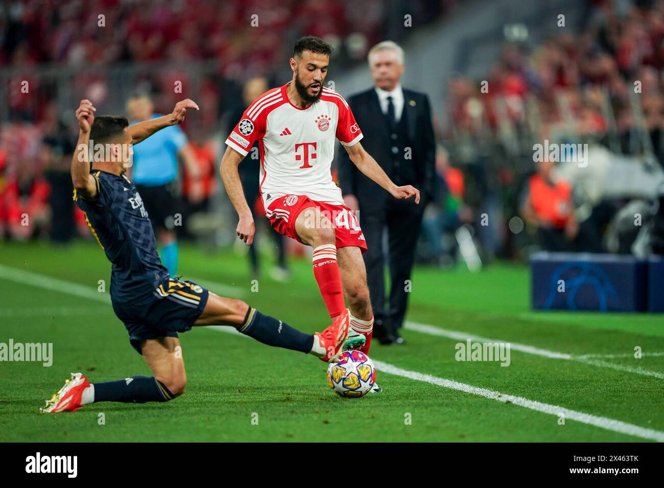 Monaco, Germania. 30 aprile 2024. Monaco, Germania, 30 aprile 2024: Il Noussair Mazraoui (40 Bayern Monaco) viene affrontato durante la semifinale di UEFA Champions League tra il Bayern Monaco e il Real Madrid all'Allianz Arena di Monaco, Germania. (Daniela Porcelli/SPP) credito: CORDON PRESS/Alamy Live News Foto Stock