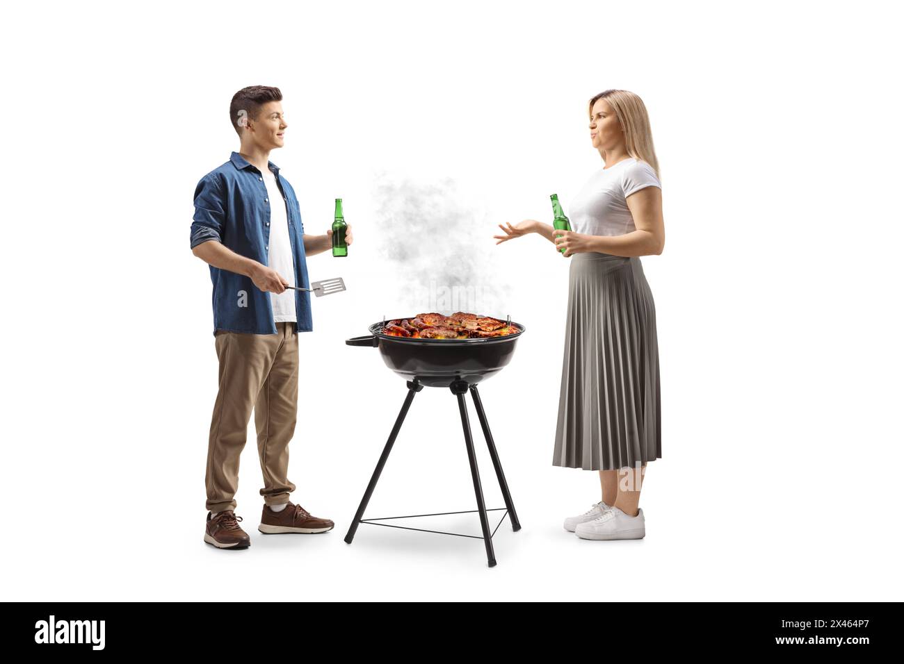 Giovane uomo e donna che tiene birre e prepara barbecue isolati su sfondo bianco Foto Stock