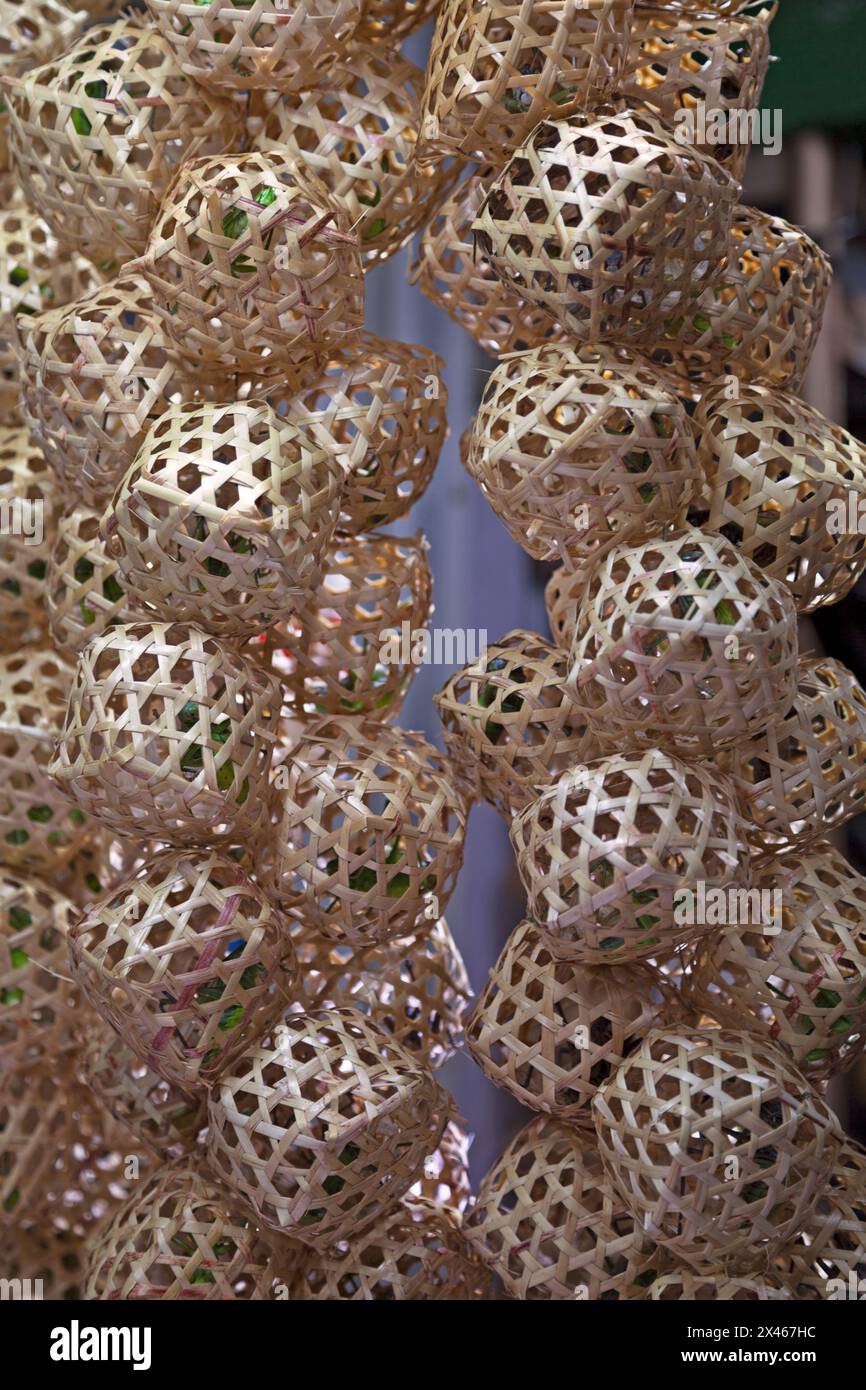 Gabbie di bambù con grilli al Birds and Crickets Market di Shanghai. Foto Stock