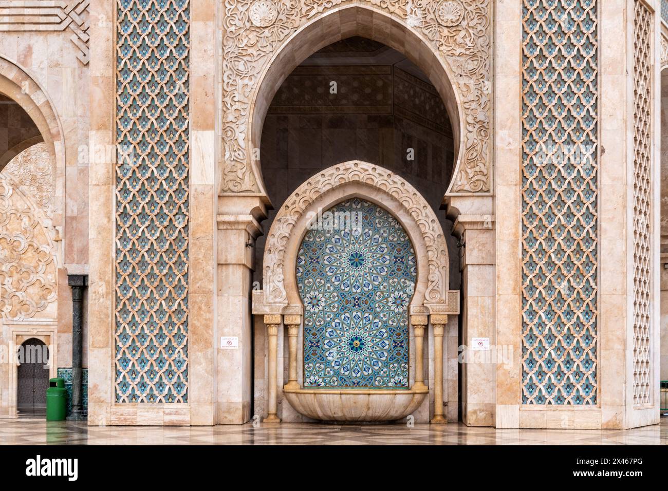 Casablanca, Marocco - 25 marzo 2024: Le persone visitano la famosa seconda moschea di Hassan durante una giornata di pioggia Foto Stock