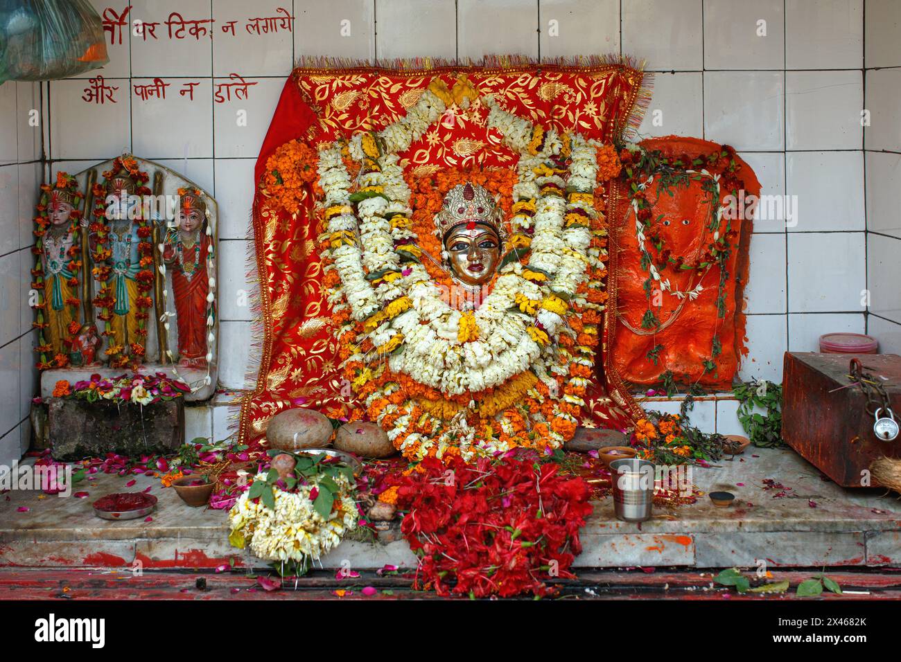Santuario a Varanasi, India, con un'icona della dea, una statua di Hanuman e statue di Rama, Sita e Lakshmana. Foto Stock