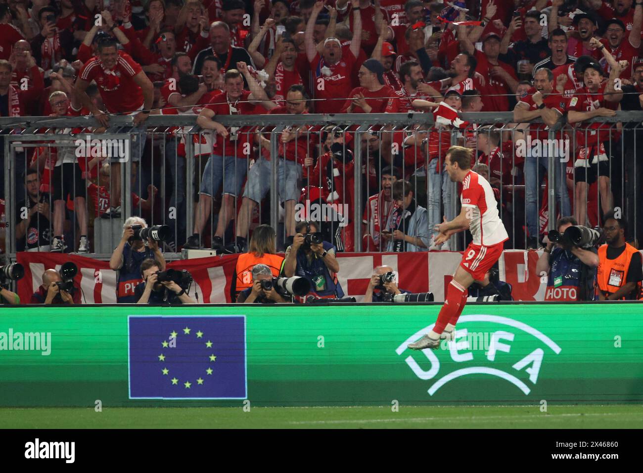 Harry Kane del Bayern Monaco celebra il secondo gol della squadra durante la semifinale di UEFA Champions League, partita di andata all'Allianz Arena di Monaco. Data foto: Martedì 30 aprile 2024. Foto Stock