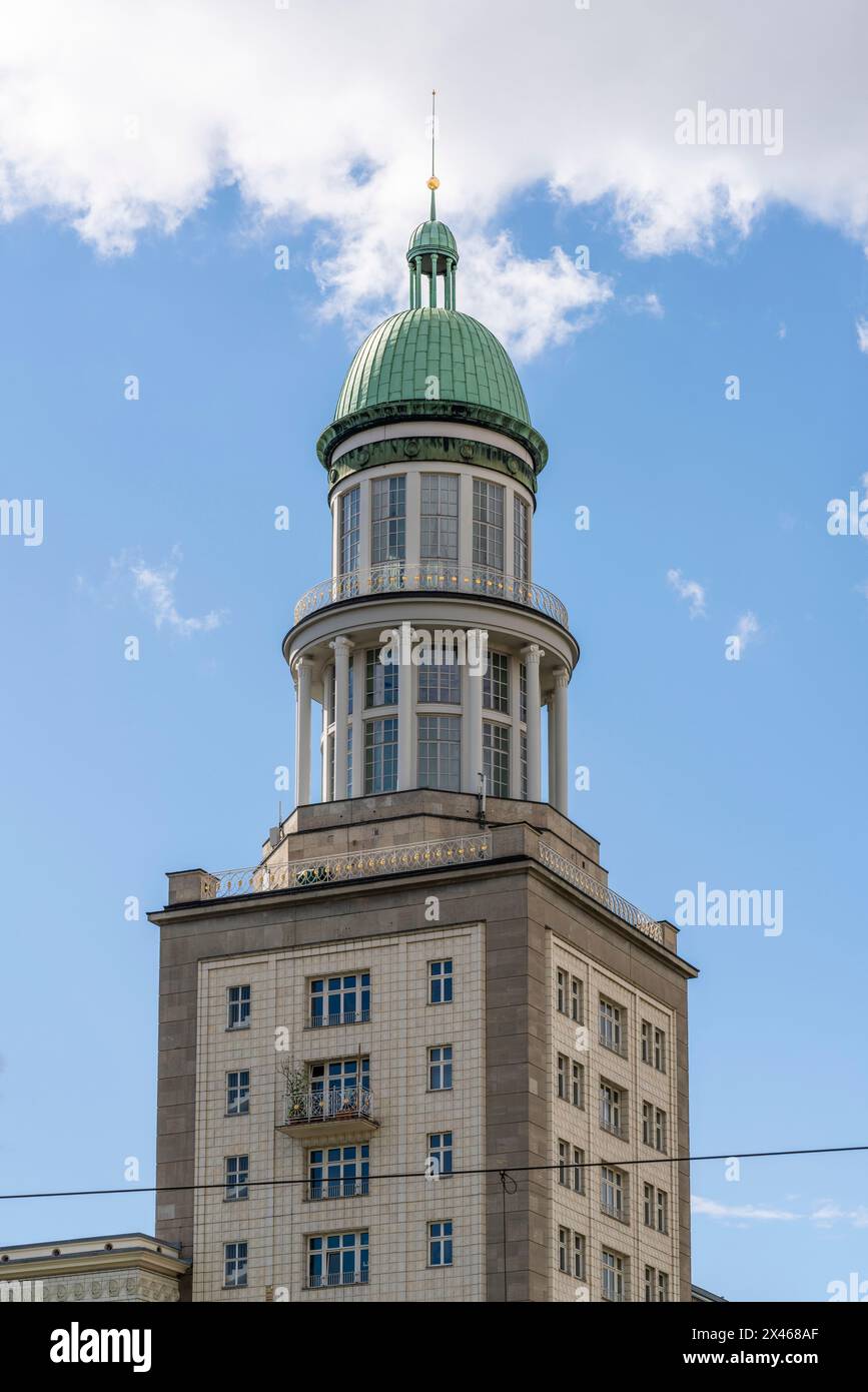 Torre a cupola architettura stalinista a Frankfurter Tor lungo Frankfurter Allee a Berlino Friedrichshain - Kreuzberg, Germania, Europa Foto Stock