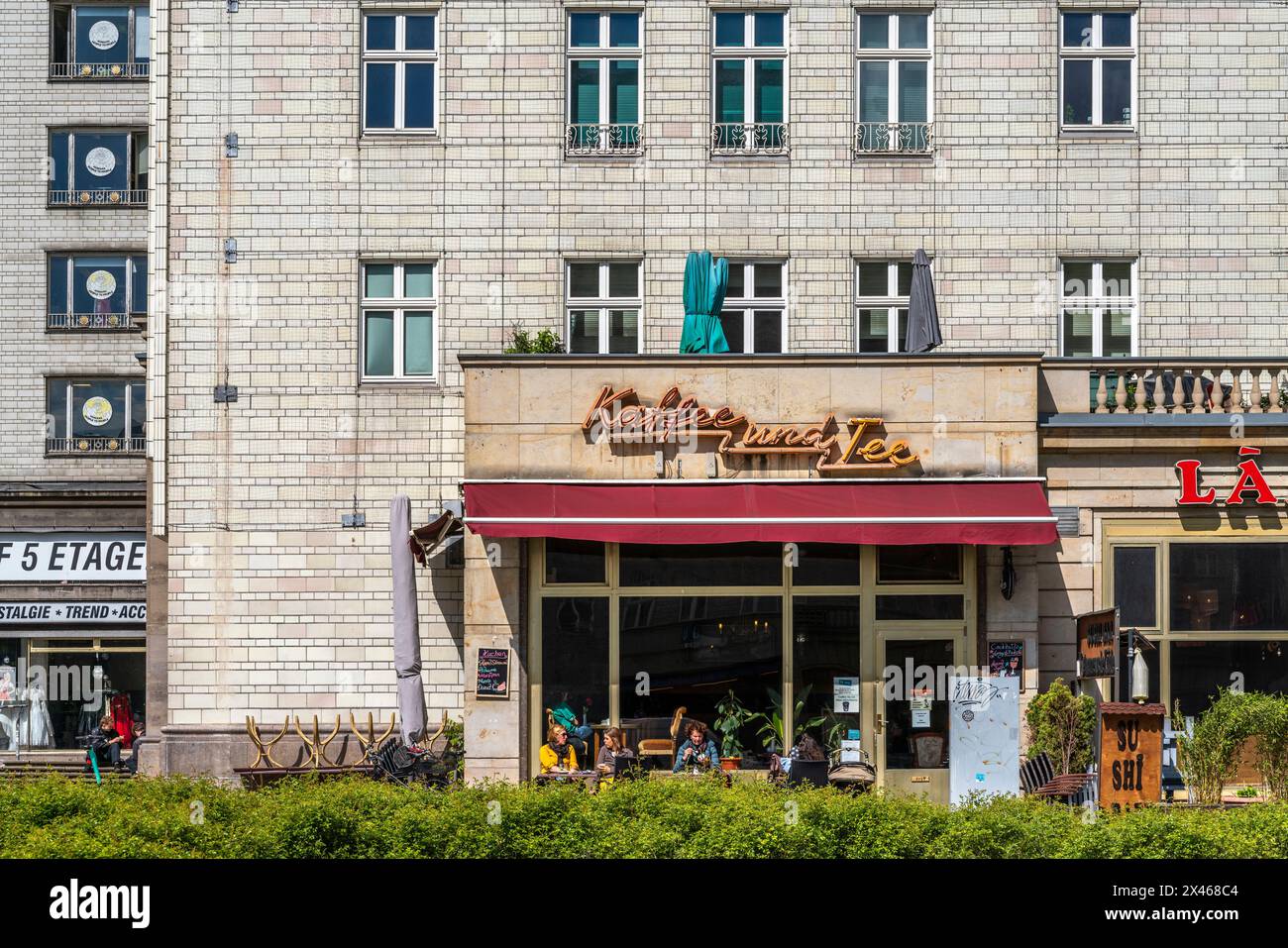 Kaffee und Tee Cafe al Frankfurter Tor - originale architettura comunista/stalinista della Germania Est, Berlino Friedrichshain, Germania Foto Stock