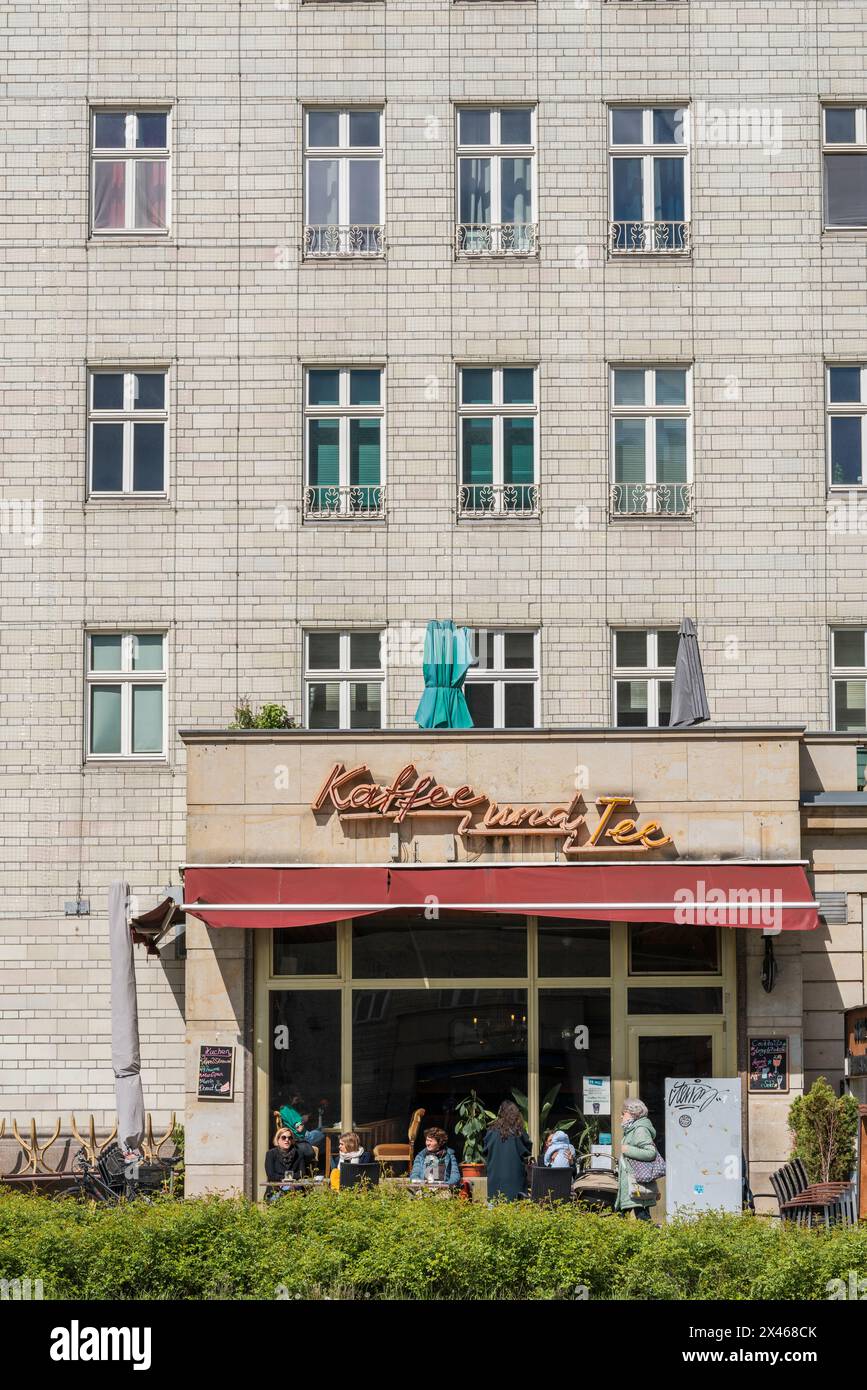 Kaffee und Tee Cafe al Frankfurter Tor - originale architettura comunista/stalinista della Germania Est, Berlino Friedrichshain, Germania Foto Stock