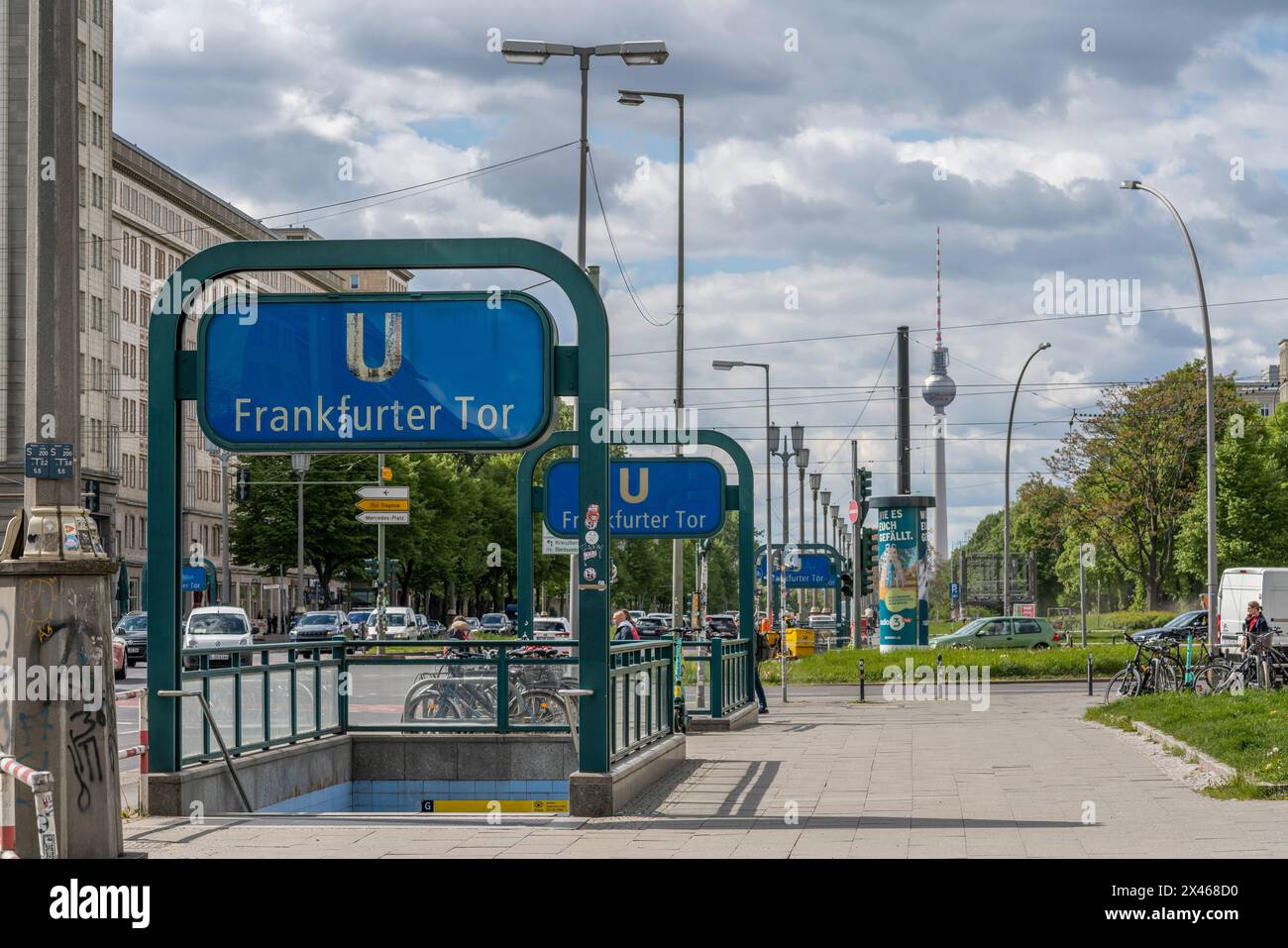 Ingresso alla linea metropolitana U5 di Berlino a Frankfurter Tor lungo Karl Marx Allee a Friedrichshain, Berlino, Germania, Europa Foto Stock